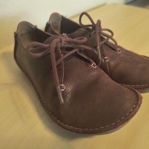 Clarks 5 1/2 Women's Purple Burgundy Leather Loafers EUC